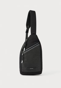 Bolso bandolera negro con diseño texturizado de patrón cuadriculado, correa ajustable y bolsillo con cremallera con detalles de herrajes plateados.