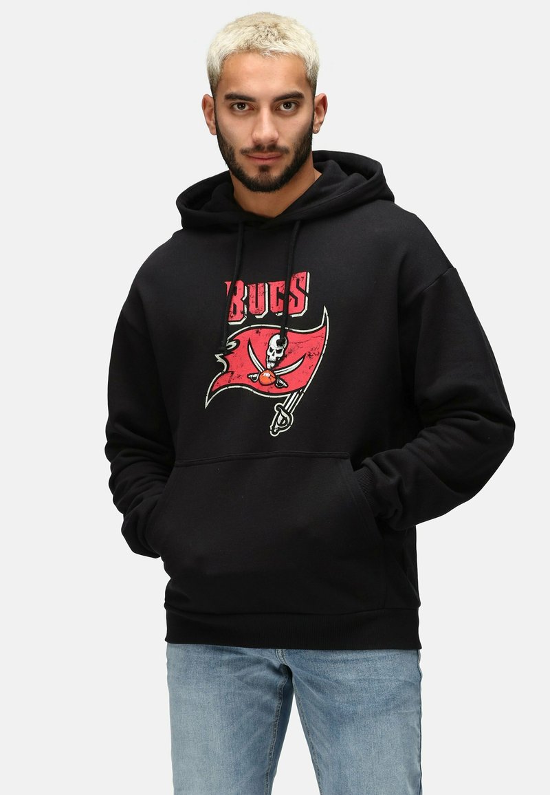 Sudadera negra con capucha que presenta un logotipo rojo de los Buccaneers con una calavera y huesos cruzados, hecha de tela suave, con un bolsillo frontal y cordones en la capucha.