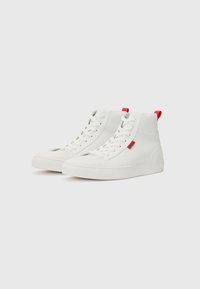 Witte hoge sneakers met rode accenten, gemaakt van glad synthetisch materiaal, met een gestructureerde zool en vetersluiting aan de voorkant.