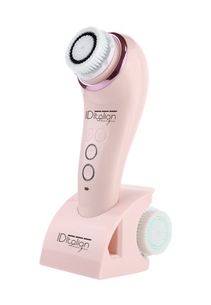 Cepillo de limpieza facial eléctrico portátil rosa con cerdas circulares, botones de control y soporte de carga con cabezal de cepillo extra.