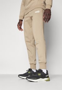 Puma LOGO - Pantalones deportivos - oak branch