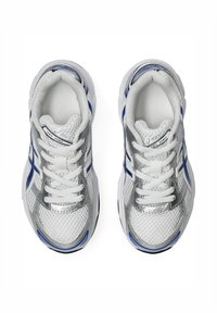 Světlé šedé sportovní boty s vrchním materiálem z síťoviny, stříbrnými akcenty, modrými detaily a bílými tkaničkami. Obsahují texturované podrážky a polstrované límce.