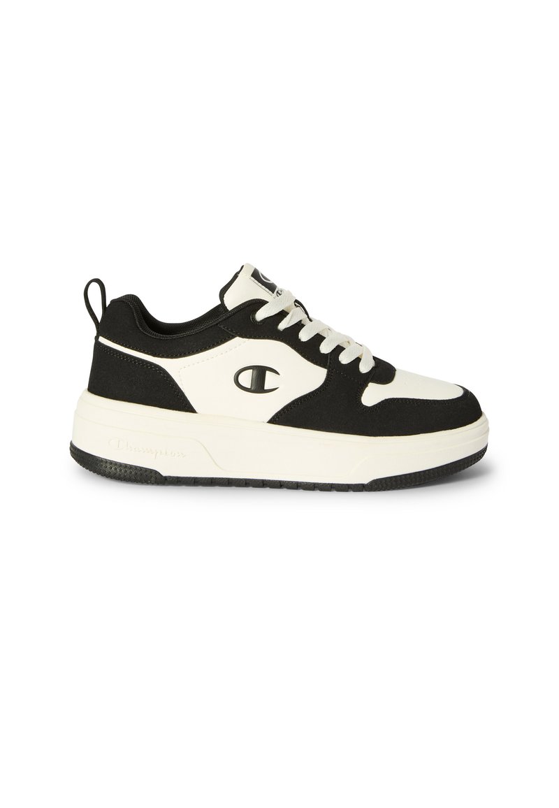 Schwarz-weiße Sneakers mit einem strukturierten Obermaterial, Schnürdesign, erhabener Sohle und Logo-Akzent an der Seite.
