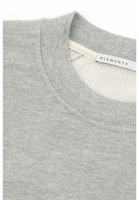 Szary sweatshirt z prążkowanym okrągłym kołnierzem i teksturowaną podszewką. Posiada metkę z napisem "ELEMENTY". Miękka, gładka struktura tkaniny.