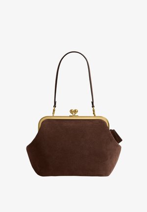 Sac à main en daim marron avec structure métallique dorée et fermoir, doté d'une bandoulière unique en cuir marron pour le porter.