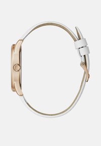 Seinc roosa kuldse korpuse ja valge nahkrihmaga kell, vaadatuna külgvaatest, näidates kroon ja pandla.