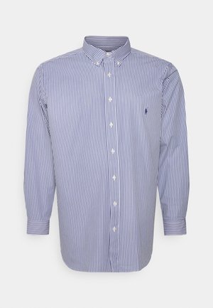 Koszula z długim rękawem na guziki, w pionowe niebiesko-białe paski, z kołnierzem na guziki i małym wyszywanym logo na lewej piersi.