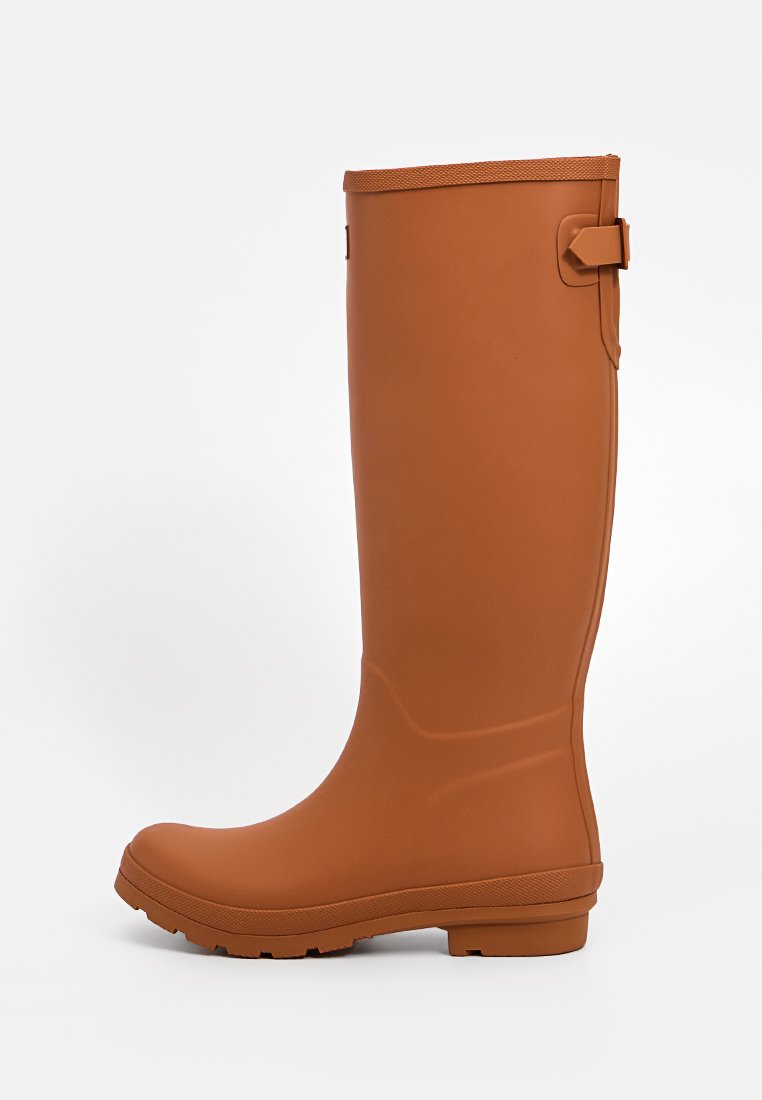 Brauner Gummistiefel in Knielänge mit strukturiertem Finish, glatter Oberfläche und seitlichem Schnallenakzent für eine verstellbare Passform.