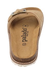 Bruine suède instapsandaal met een zilveren gespsluiting, kurken zool en gestikte witte afwerking. Geprofileerde voetbed met het label "Palado Made in Spain."