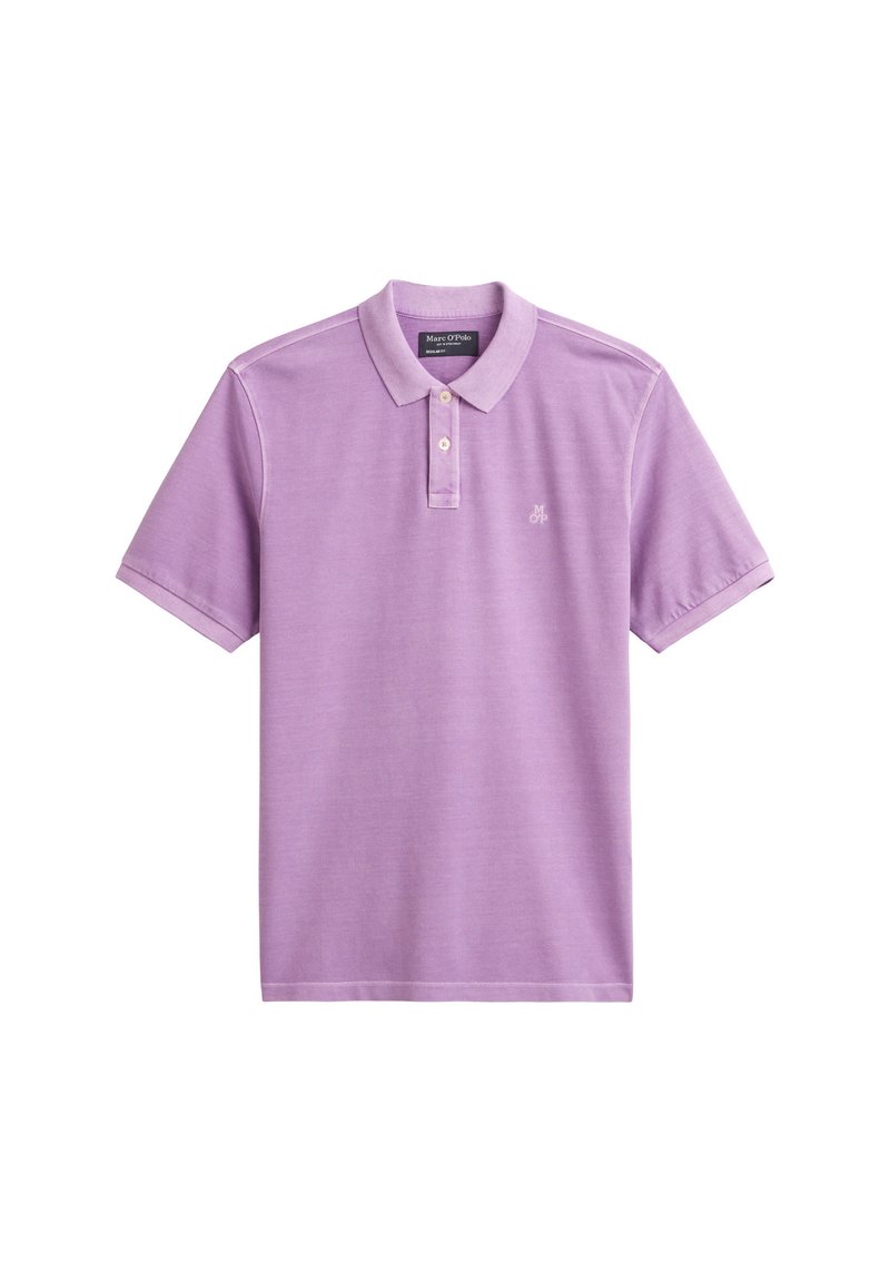 Liliowa koszulka polo z miękkiej bawełny, z zapinanym kołnierzykiem, krótkimi rękawami oraz subtelnym wyszywanym logo na lewej piersi. Gładka tekstura.