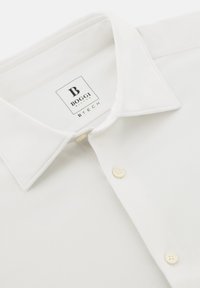 Weißes Hemd aus strukturiertem Stoff mit klassischem Kragen, Knopfverschluss und einem Etikett mit der Aufschrift "BOGGI MILANO BTECH".