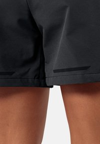 Schwarze Shorts aus leichtem, strukturiertem Stoff. Minimalistisches Design mit schwarzen Akzenten am Saum und einem sauberen Finish.