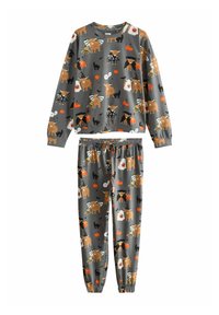 Ensemble de pyjama gris comprenant un haut à manches longues et un pantalon. Le tissu présente divers animaux de dessin animé, des citrouilles et des fantômes dans des couleurs orange, noir et blanc.