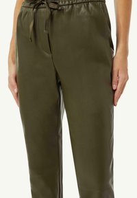 Pantalons de jogging en cuir vert olive avec une taille élastique, un cordon de serrage, des poches latérales et une texture lisse.