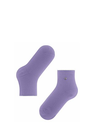 Coppia di calzini a coste alla caviglia di colore lavanda uniforme con un piccolo logo metallico rotondo sul lato esterno di un calzino.