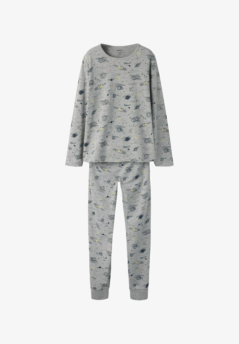 Harmaa puuvillainen pyjama setti, joka sisältää pitkähihnaisen paidan ja housut. Molemmissa on leikkisä avaruusteemainen kuvio tummansinisin ja keltaisin yksityiskohdin.