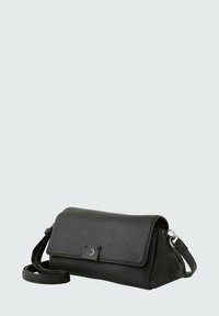 Borsa nera in pelle con finitura testurizzata, dotata di chiusura a pattina e tracolla regolabile. Design rettangolare compatto con un piccolo dettaglio del logo.