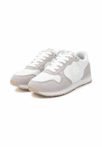 Zapatillas con parte superior de malla blanca y gamuza gris, puntera redonda, suela plana de goma beige claro y cordones blancos. Logo en el lateral.