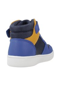 Zapatilla alta azul y amarilla con suela blanca, cuello acolchado en el tobillo y correa de Velcro, mostrada desde la parte trasera y un ángulo lateral.
