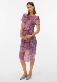 Abito premaman in viola con motivi floreali, maniche corte e design aderente. Tessuto trasparente con fessure laterali, abbinato a dècolletées blu.