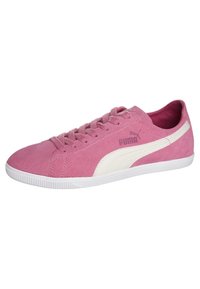 Sneaker in suede rosa con dettagli bianchi, caratterizzati da punta rotonda, colletto imbottito e suola in gomma, progettato con lacci e dettagli del logo.