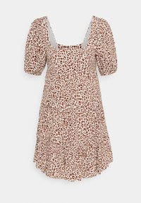 Lyhythihainen mekko, jossa on neliömäinen kaula-aukko. Mekossa on valkoinen pohja ja ruskea leopardi-kuvio, pussimainen hame ja hieman puffihihat.