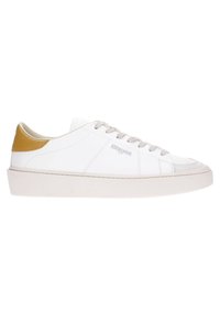 Sneakers bianchi in pelle con finitura testurizzata, con un accento beige sul tallone, lacci bianchi e suola in gomma a profilo basso. Logo sul lato.