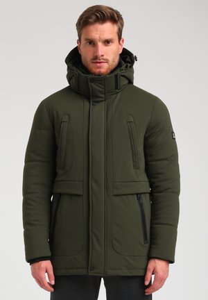 Olivgrüne gepolsterte Jacke mit hohem Kragen, zwei vorderen Reißverschlusstaschen und Druckknopfverschluss, ausgestattet mit einer glatten Textur und verstellbarer Kapuze.