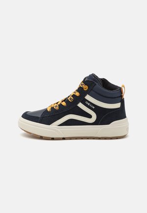Wysokie sneakersy w kolorze granatowym i czarnym z białą podeszwą, beżowymi paskami, żółtymi sznurowadłami oraz logo Geox na boku i podeszwie.