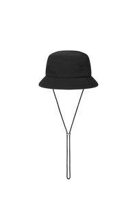Svart bucket hat i nylon med en bred, nedåtlutande skärm och justerbar dragsko. Har minimal märkesdragning på framsidan.