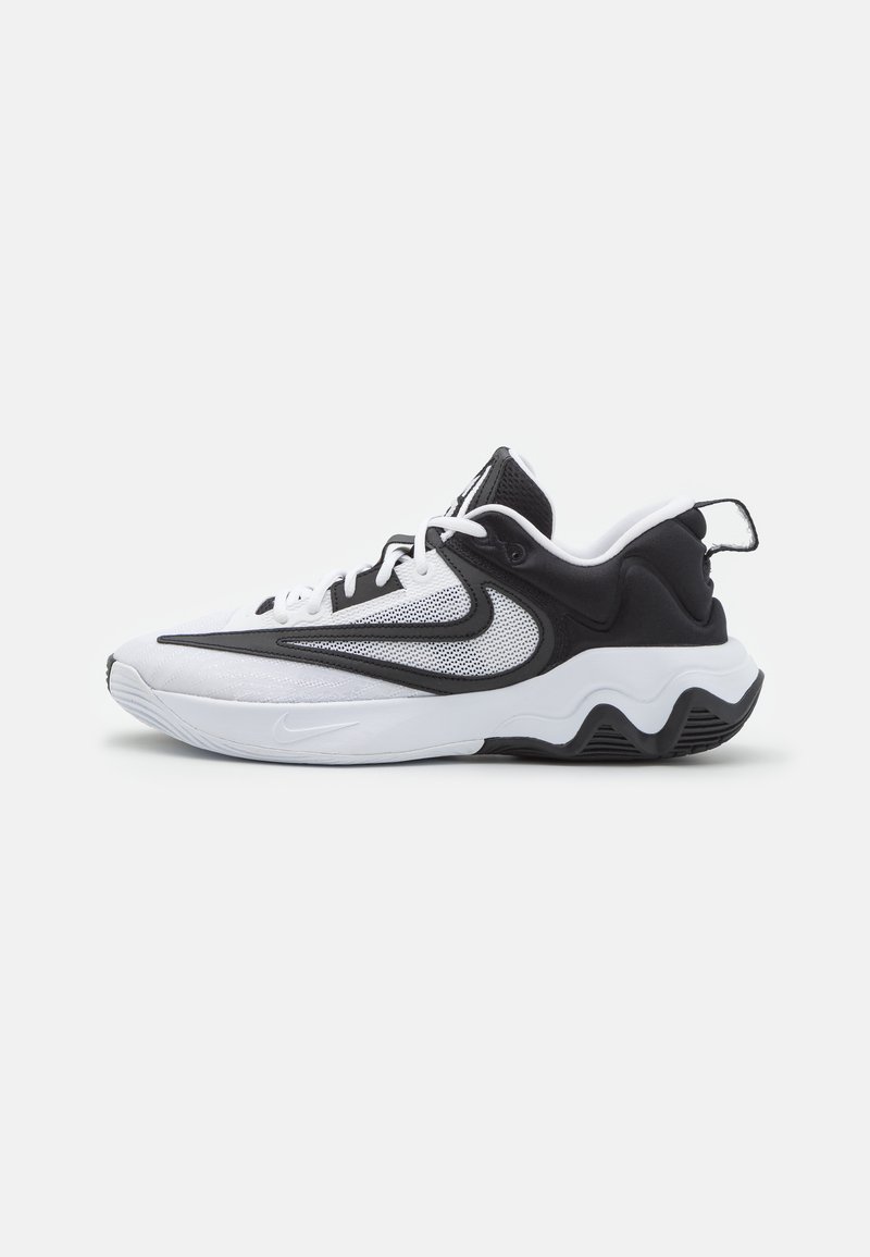 Mustat ja valkoiset urheilukengät, joissa on verkkokangas yläosa, pyöreä kärki, pehmustettu pohja ja aaltoilokuvioinen ulkopohja. Eroava Nike-merkki.