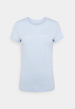 Jasnoniebieska koszulka z krótkim rękawem i okrągłym dekoltem, z białym napisem "Marc O’Polo" umieszczonym na środku klatki piersiowej, prezentowana na białym tle.