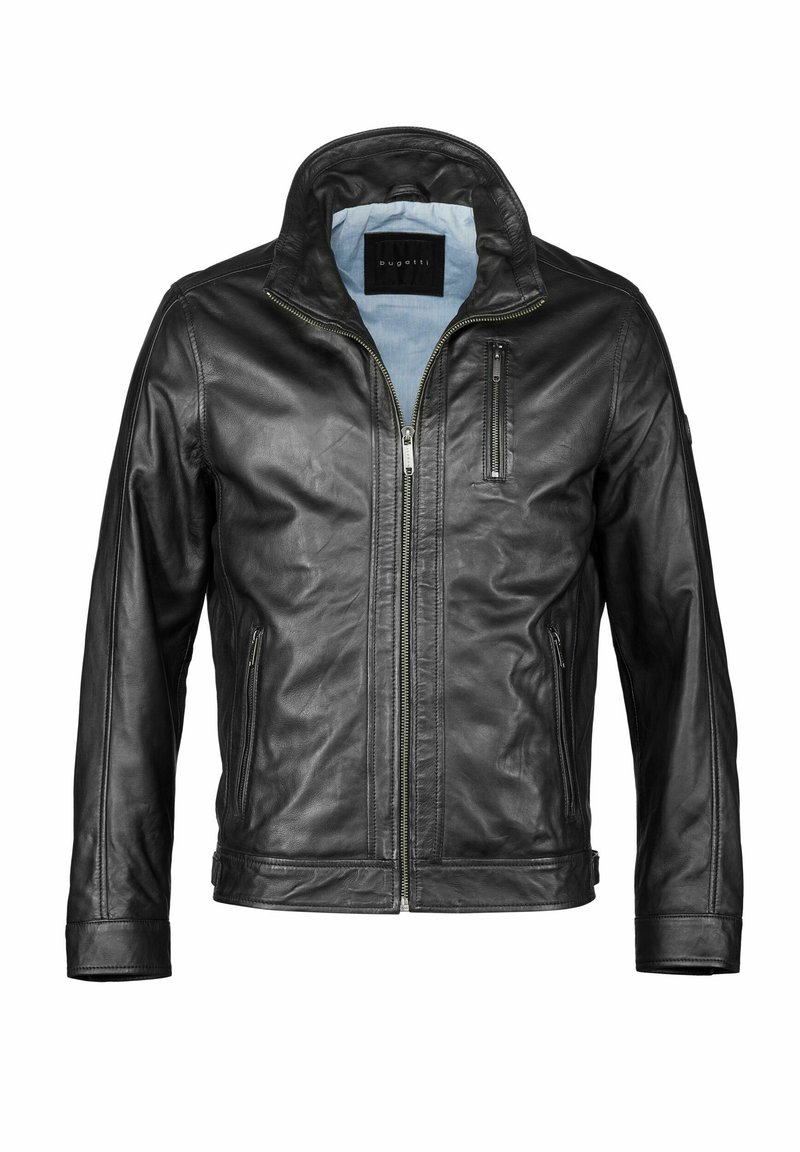 Giacca in pelle nera con colletto alto, zip frontali e tasche laterali. Presenta una texture liscia e un design minimalista. Interno foderato.