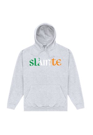 Jasnoszara bluza z kapturem i kieszenią z przodu, z napisem "slàinte" w kolorach zielonym, białym i pomarańczowym na klatce piersiowej.