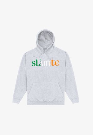 Lichtgrijze hoodie met voorzak en capuchon, met het woord "slàinte" in groen, wit en oranje gedrukt over de borst.