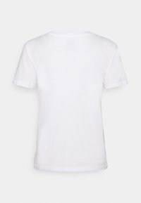 Hvit kortermet t-skjorte laget av bomull. Har rund hals, enkel design og ingen synlige logoer eller mønstre. Glatt tekstur.