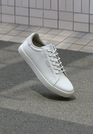 Weiße Sneaker aus strukturiertem Leder, mit einer Schnürung vorne, robustem Gummisohle und minimalistisches Design mit verstärkter Zehenkappe.