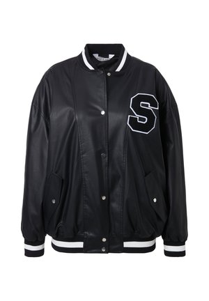 Veste bomber noire en simili cuir avec des poignets et un col côtelés, présentant un ourlet rayé blanc et une lettre "S" brodée sur le devant.