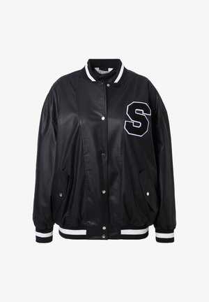 Sort bomberjakke i kunstlæder med ribbede manchetter og krave, med en hvidstribet kant og et broderet bogstav "S" på forsiden.