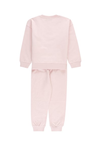 Felpa a maniche lunghe per bambini di un delicato rosa, abbinata a pantaloni coordinati con polsini e vita a coste, mostrata da dietro su uno sfondo bianco.
