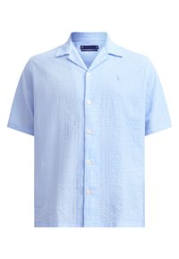 Korte mouwen, lichtblauw shirt met een textuurstof, kraag en vijf witte knopen. Kenmerkt zich door een subtiele geborduurde logo op de linker borst.
