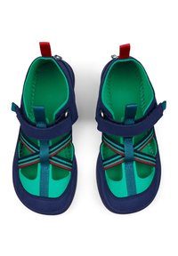 Sandali navy con interno verde, caratterizzati da fasce incrociate e dettaglio rosso. Design con punta aperta e cinturino regolabile in Velcro per una vestibilità sicura.