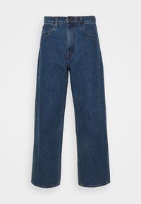 Pantalones vaqueros de pierna ancha en denim de color azul, con una cintura alta, cierre de botón, bolsillos frontales y dobladillo limpio. Textura suave con desvanecimiento mínimo.