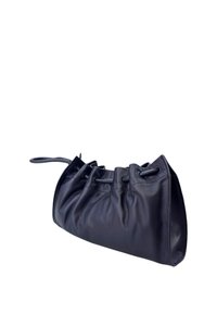 Borsa in pelle nera con un design arricciato, corpo ampio e chiusura superiore con cordoncino. Presenta una texture plissettata e una sottile tracolla.