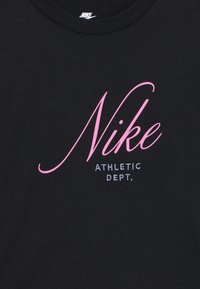 Fekete pamut póló, nagy rózsaszín "Nike" logóval és alatta kisebb kék "ATHLETIC DEPT." felirattal, kerek nyakkivágással, sima fényű.