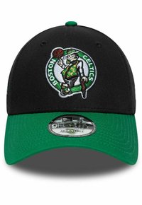 Cappellino da baseball nero con visiera verde, caratterizzato da un logo ricamato dei Boston Celtics che raffigura un leprechaun che tiene un pallone da basket. Taglia regolabile.
