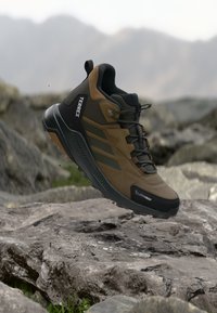 Επιλέχθηκε, brown oxide/shadow olive/core black