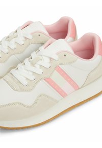 Zapatillas blancas y rosa claro, hechas de cuero y ante, con un diseño texturizado, cordones y una franja de logo en el lateral.