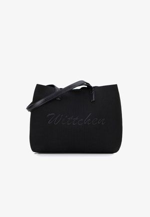 Sac fourre-tout noir avec une surface texturée, arborant un logo brodé. Il dispose de deux poignées de transport et d'une forme structurée.