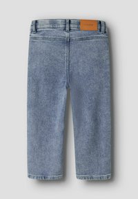 Shorts de mezclilla azul claro con una cintura alta, que presentan una etiqueta de cuero marrón y un ligero desgastado, con terminaciones de corte recto.